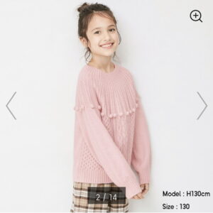 ピンクのセーターのモデル