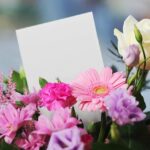 花束とメッセージカード