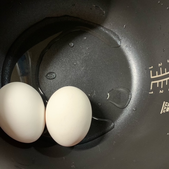 圧力鍋の中に入れた卵