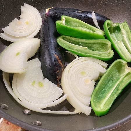 スープカレー用の野菜を焼く