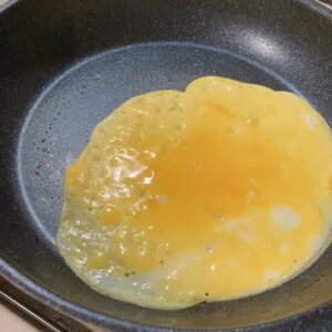 フライパンで卵を焼く