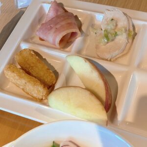 グランドニッコー東京ベイ舞浜 朝食ブッフェ（ハッシュポテト、ベーコン、蒸し鶏、リンゴ）