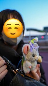 チーズのぬいぐるみバッジ購入でご満悦