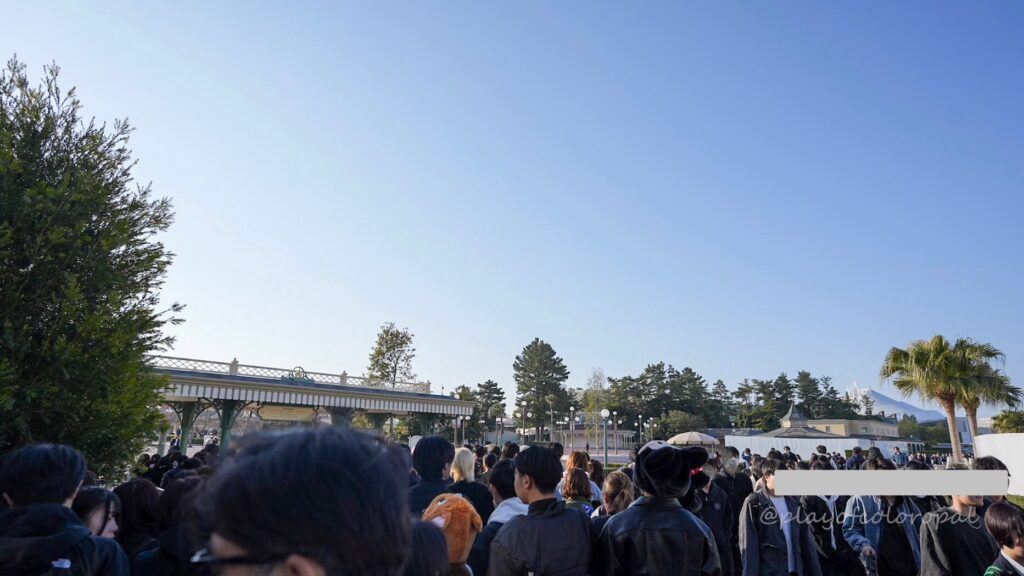 ディズニーランド駐車場側待機列の分岐を右へ