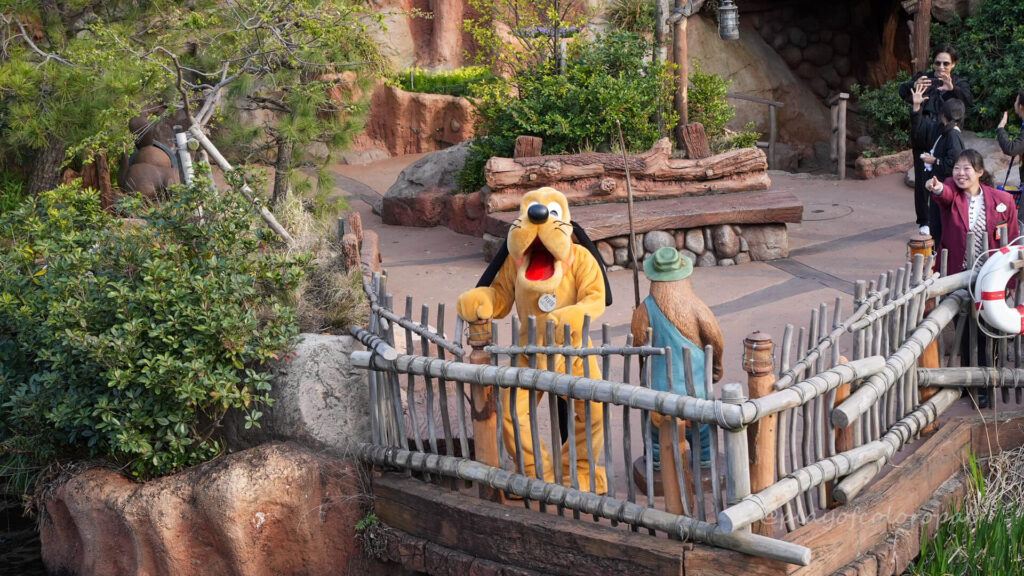 プルートが手を振ってくれました